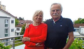 Irene und Helmut Jetter auf ihrem Balkon. Irene Jetter hätte gern etwas mehr Grün in ihrer Umgebung gehabt, Helmut Jetter ist froh, dass ...