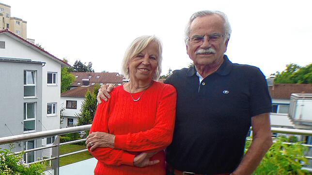 Irene und Helmut Jetter auf ihrem Balkon. Irene Jetter hätte gern etwas mehr Grün in ihrer Umgebung gehabt, Helmut Jetter ist froh, dass ...