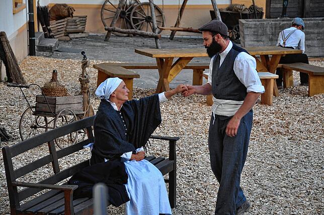 Auswanderer Dorus Kromer nimmt Abschied von seiner Mutter Marie. Foto Ursula Ortlieb