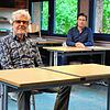 Analog und auf Abstand sitzen sie im Klassenzimmer der Hermann-Hesse-Schule in Gaienhofen-Horn: Schulleiter Günter Aßfalg (links) und ...