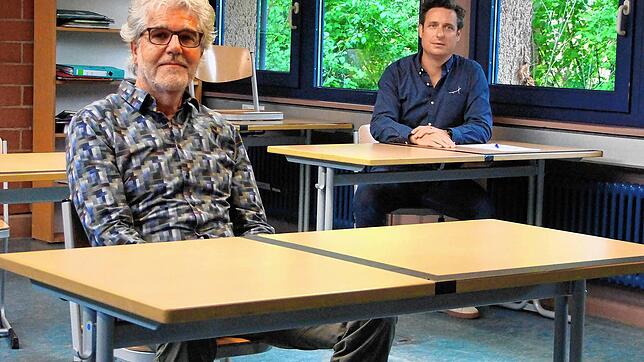 Analog und auf Abstand sitzen sie im Klassenzimmer der Hermann-Hesse-Schule in Gaienhofen-Horn: Schulleiter Günter Aßfalg (links) und ...