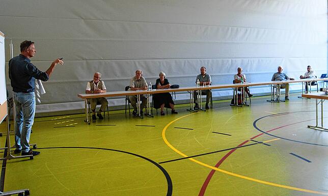 Frank Leichsenring (links) im Austausch mit Bad Säckinger Bürgern in der Flößerhalle, wo am Samstagvormittag vier Stunden lang über die ...