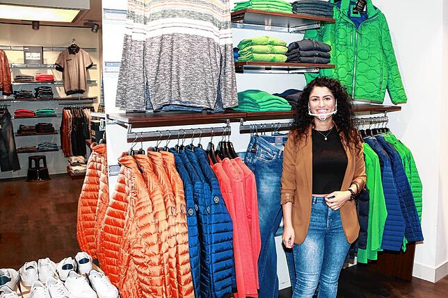 Tugce Sancak vom Herrenbekleidungsgeschäft Engbers bedauert, dass zum Langen Dunnschtig nur ganz wenige Einkäufer in die Stadt gekommen ...