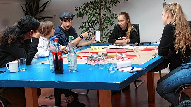 Das Konzeptteam überlegt, auf welchen Kanälen sie die Jugendlichen erreichen (von links) Hasret Cicek, Lena Haas, Aaron Okon, Linda ...
