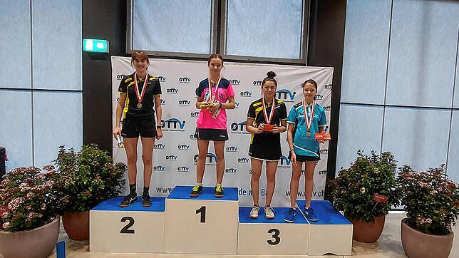 Lena Sadrina auf dem Siegertreppchen beim U18 Mädchen Einzel.