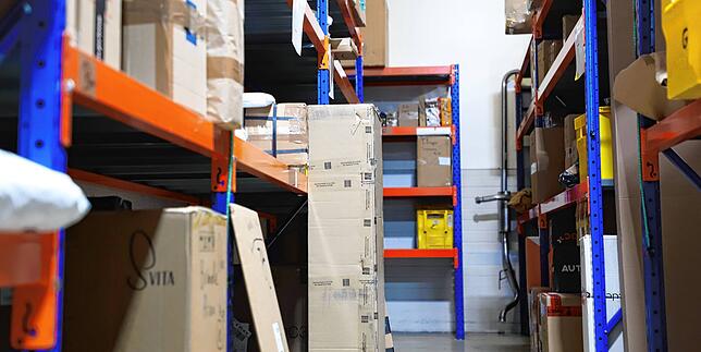 Es hat noch Platz in den Regalen bei Mandy Kleins Lieferadresse im Industriegebiet. Aber: „Es sah schon einmal anders aus“, ...