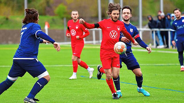 Bereicherung im Mittelfeld: Tammo Heinzler (Mitte) spielt seit Herbst für den FC Tiengen 08. Der 28-Jährige kam aus privaten Gründen an ...