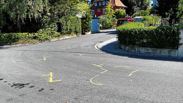 Die Autofahrerin wollte vom Damaschkeweg (im Bild hinten) nach links auf den Egelseeweg abbiegen. Am Montag waren die Unfallmarkierungen ...