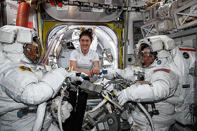 Nasa-Astronauten 2019 kurz vor einem Weltraumspaziergang. Die Raumanzüge stellt ILC Dover her.