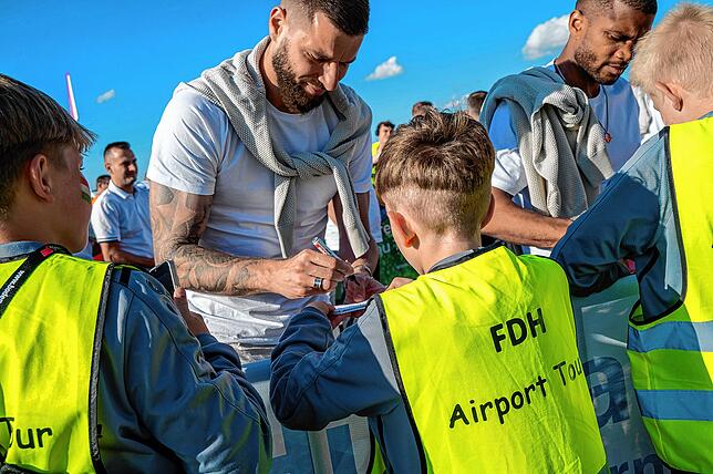 Bild 4: Ankunft der ungarischen Fußballnationalmannschaft