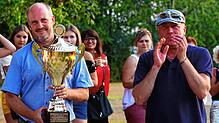 Hotzenwald-Cup: Der Albbrucker Bürgermeister Stefan Kaiser (links, 2018 mit dem früheren Vorsitzenden Rainer Kuttruff) präsentiert das ...