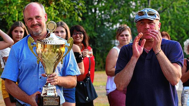 Hotzenwald-Cup: Der Albbrucker Bürgermeister Stefan Kaiser (links, 2018 mit dem früheren Vorsitzenden Rainer Kuttruff) präsentiert das ...