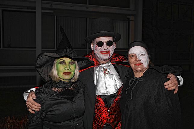 Bild 25: Konstanzer Straßenfasnacht 2025: Am Fasnachtssamstag werden Besenwirtschaften gestürmt