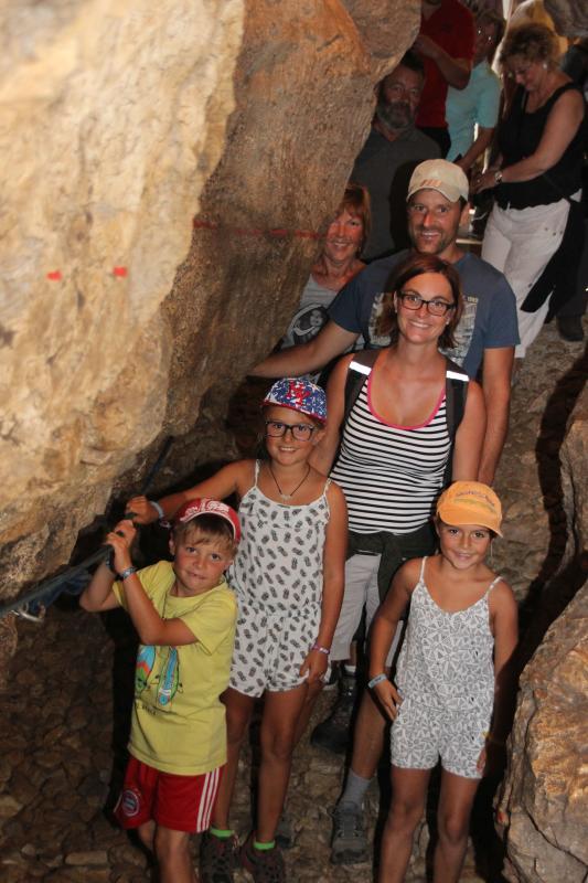 Hunderte von Besuchern nutzten wie Familie Christopher Klöck aus Liptingen, die Möglichkeit die Burghöhle und den Bergfried in ...