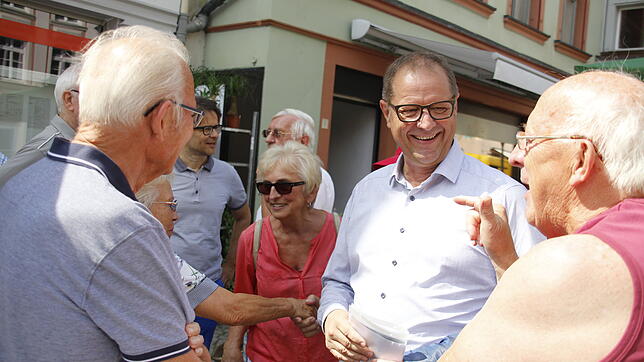 Bild 1: Heimspiel für Jürgen Roth: OB-Kandidat stellt sich den Fragen der Bürger am SÜDKURIER Info-Stand