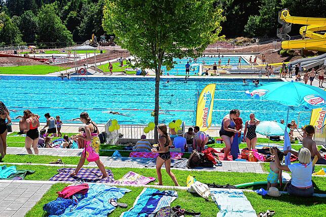 Am ersten Tag herrscht bereits reger Badebetrieb im Tennenbronner Freibad der Stadt Schramberg. Bei Temperaturen von 30 Grad ist die ...