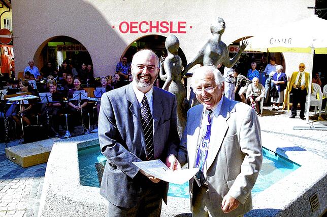 Einweihungsfeier für den Brunnen der Gemeinsamkeit im Juni 2000: Bürgermeister Rainer Stolz und Hubert Kunicki mit der Urkunde.