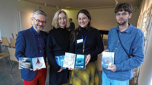 Sie wirkten am 80 Seiten starken Buch über Technologie der Zukunft mit (von links): Michael Hiltbrunner, Lea Fischlin, Patrizia ...