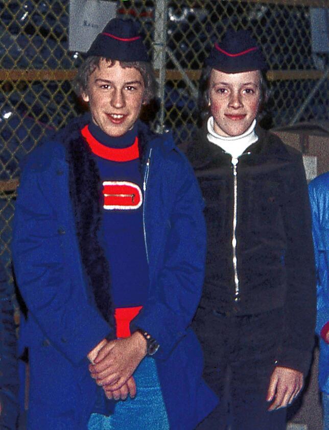 Joachim Mäder (links) und Ewald Moser 1975 bei der Einkleidung bei der Firma Ziegler in Giengen an der Brenz.