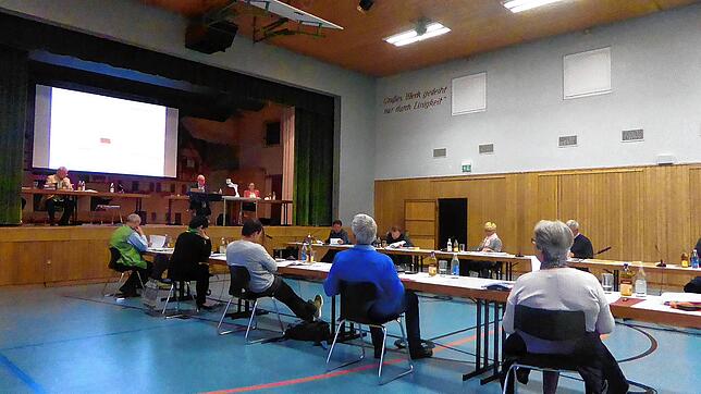 Infolge der Corona-Pandemie hält der Gemeinderat von Sipplingen derzeit seine Sitzungen in der Turn- und Festhalle ab, um die ...