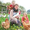 Inga Günther, hier gemeinsam mit ihren Töchtern Frida und Henriette, züchtet ein Öko-Huhn. Auf dem Hofgut Rengoldshausen werden heute ...