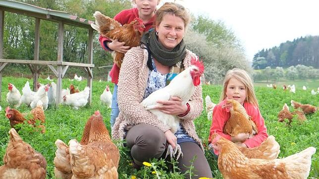 Inga Günther, hier gemeinsam mit ihren Töchtern Frida und Henriette, züchtet ein Öko-Huhn. Auf dem Hofgut Rengoldshausen werden heute ...