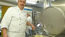 Ralf Bartl ist verantwortlich für rund 500 Essen täglich. Diese müssen sowohl den älteren Menschen, als auch den Kindern schmecken.