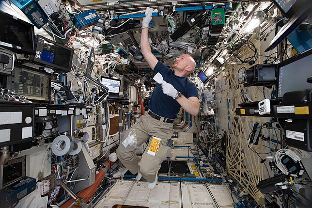 Astronaut Alexander Gerst beim wöchentlichen Putzen auf der Internationalen Raumstation ISS.
