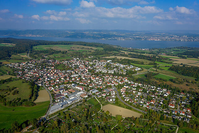 Ein Blick auf die Dettinger Ortsmitte, wie es dort heute aus der Luft aussieht.