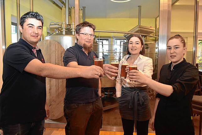 Brauer und Gastgeber: Sie setzen in der Jestetter Nachbargemeinde Rheinau auf selbstgebrautes Bier, von links: Bierbrauer Kai Isele aus ...