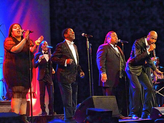 Sie brachten den Saal im Gloria Theater im Handumdrehen zum Toben, die Golden Voices of Gospel, die am vergangenen Donnerstag in Bad ...