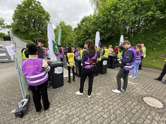 Ganz schön attraktiv: Schon bevor der Festival am Freitag startete, bildete sich am Einlass eine Menschentraube.