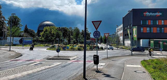 Der zweite Tatort: der Oberlohnkreisel zwischen Oberlohnstraße (vorn) und Max-Stromeyer-Straße.