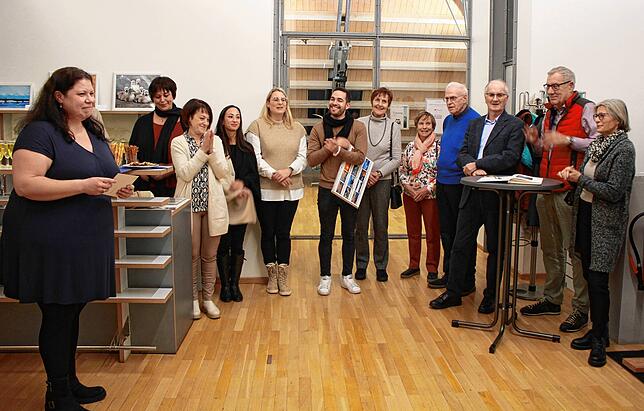 Ramona Löffler (links) freute sich über die zahlreichen Besucher ihrer Vernissage im Rathaus Ludwigshafen.