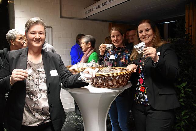 Annett Von Leffern, Michaela Gerteis und Karin Gäng von der Stadtverwaltung verteilen am Eingang Rheinkiesel an die Besucher des ...