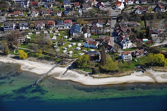 Vor dem Campingplatz Nell in Überlingen-Nußdorf. Plessing, der vielleicht so oft wie die Zeppelin-Piloten über den Bodensee fliegt, zum ...