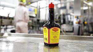 Mit der Würze hat Julius Maggi einst seinen Siegeszug um die Welt gestartet. Die Flasche ähnelt immer noch dem Original aus den Anfängen ...