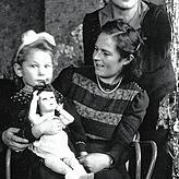 Dora Hajduk zusammen mit ihrer Tante und ihrer Mutter.