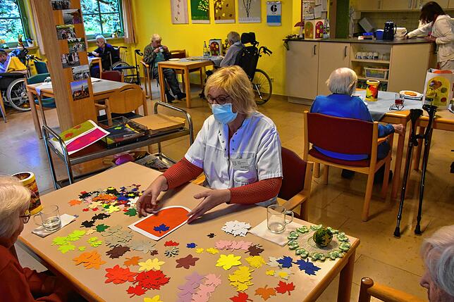 Betreuungskraft Heide Stöhr bastelte mit Bewohnern der Salemer Alten- und Pflegeheims Wespach für den Sankt-Martins-Tag.