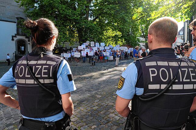 Die Polizei beobachtet die Demonstranten auf dem Münsterplatz.