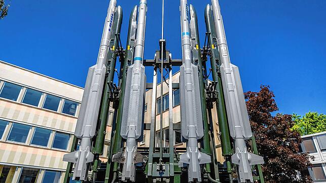 Ein Raketenabwehrsystem vom Typ Iris T steht auf dem Firmengelände von Diehl Defence in Überlingen.