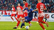 Hoffenheims Marius Bülter (M) am Ball neben Freiburgs Michael Gregoritsch (l) und Freiburgs Roland Sallai (r). In der turbulenten ...