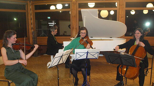 Das Ensemble Côté Jardin mit Miriam Klüglich an der Violine, Mareike Peissner an der Bratsche, Hanna Hesse am Cello und Harald Sinot am ...