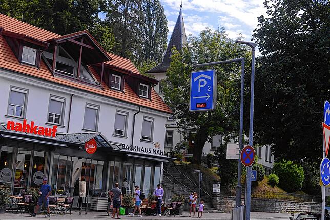 Dass Überlingen gut besucht ist – auch wenn es entlang der Promenade bei den Restaurants und eher Läden nur mäßig voll ist – ...