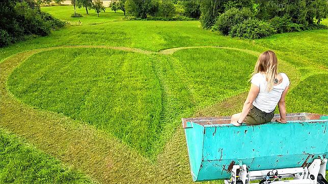 Ein Bild, das mehr sagt als tausend Worte: Julia auf der Schaufel und das Herz.