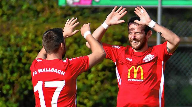 Tragische Figur: Hier bejubelt Timo Bernauer (rechts) noch mit Christian Albiez die 1:0-Führung. Nach der Pause ließ sich der Wallbacher ...