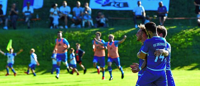 Schlusspunkt: Alfredo Di Feo (Nr. 14) und Nico Ködel feiern den 3:2-Siegtreffer für den FC Erzingen durch Hannes Linke.