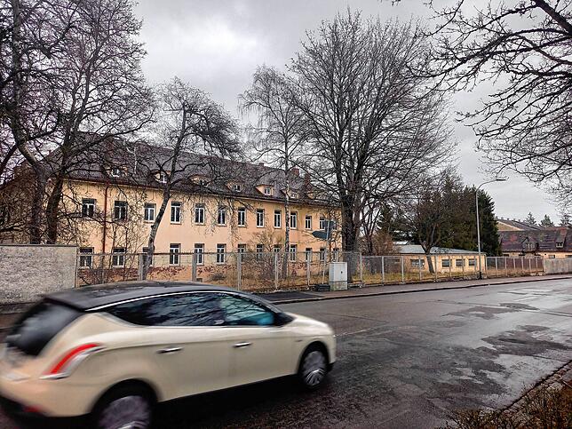 Das einstige Unteroffiziersheim auf dem ehemaligen Kasernengelände Mangin (hier im März 2022) soll zum Kindergarten umgebaut werden.