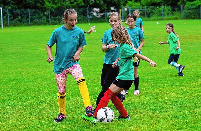 Bild 8: Beim großen Fußballturnier der Radolfzeller Grundschüler zeigen die Nachwuchskicker ihr Talent