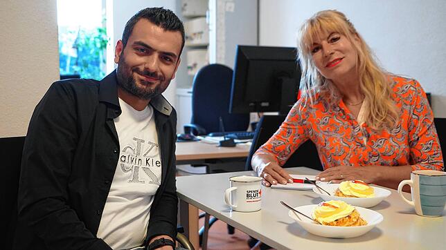 Hannan Kadrow im Gespräch mit SÜDKURIER-Mitarbeiterin Melanie Mickley. Seit Januar 2024 leitet er die Gemeinschaftsunterkunft für ...